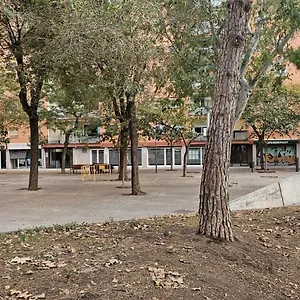 8 Min Walk To The & 10 Min Walk To Convention Centre ! Spain
